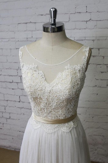 Šaty s výstřihem do lodičky, áčkovým střihem, tylové a krajkové s řasami a saténovou stuhou