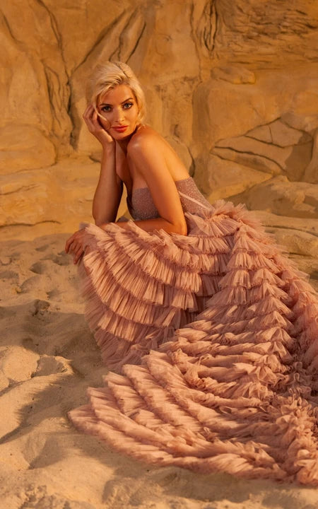 Sladká večerní šaty s korálky, vysokým a nízkým vrstvením, volánky a vlečkou