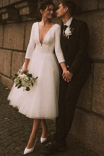 Robe de mariée en satin et tulle à décolleté plongeant et coupe trapèze