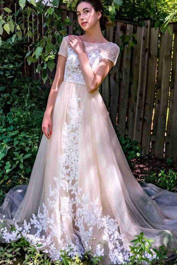 Vestido de tul de tul y encaje de tul y encaje de la capilla de la manga corta con aplicaciones y botón