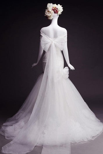 Abito di tulle da sirena fuori dalla spalla