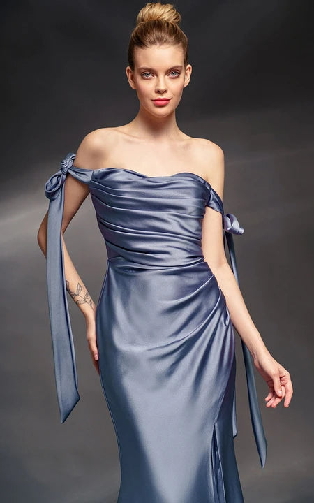 Šaty s odhalenými rameny, výstřihem ve tvaru srdce, pouzdrové s předním rozparkem a mašlemi