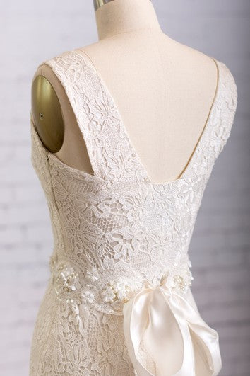 Pouzdrové šaty bez rukávů s výstřihem do V, mašlí a korálkovým páskem