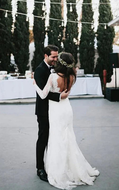 Robe de mariée décontractée en plein air à manches longues et dos en V profond en dentelle