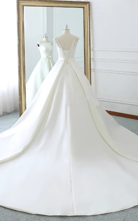 Elegantes Prinzessinnen-Brautkleid mit Perlenbesatz und Schulterklappen im Korsett-Stil | Ballkleid aus einfarbigem Satin mit Hofschleppe