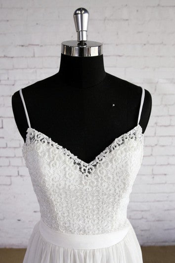 Šaty s výstřihem do V z krajky a šifonu s tenkými ramínky