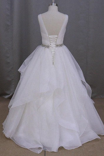 Ärmelloses Organza-Kleid mit V-Ausschnitt, Rüschen und Perlenbesatz in der Taille