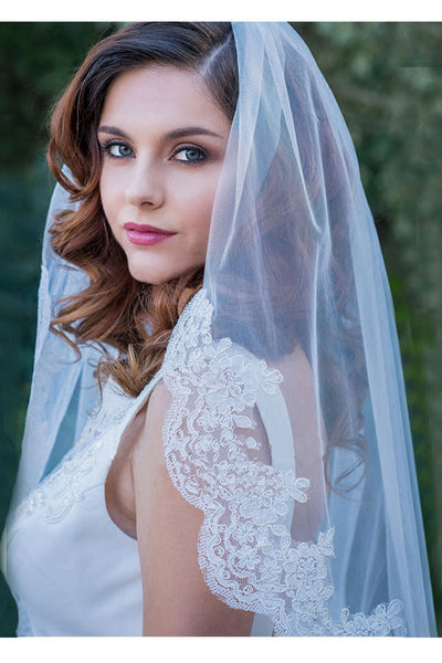 Single Layer Soft Short Bridal Veil With Lace Trim