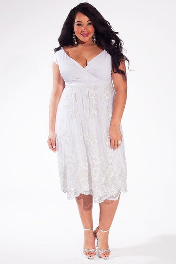 Abito in pizzo a lunghezza del tè a-line con ruching e baita bassa v