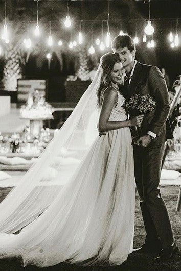 Krajková svatební šaty s hlubokým výstřihem do V, otevřeným zadním dílem a květinovými a krajkovými aplikacemi