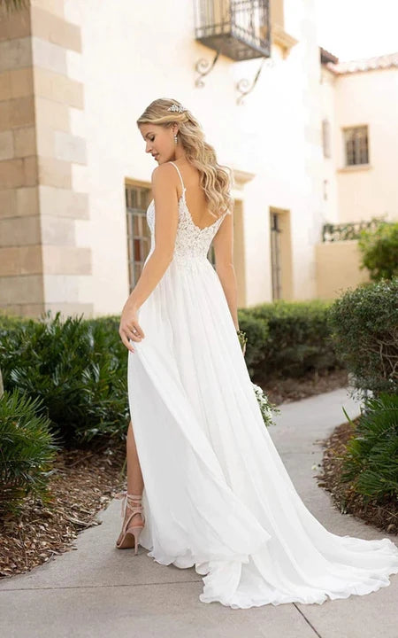 Svatební šaty s tenkými ramínky, rozparkem vpředu a nízkým výstřihem na zádech, styl Chiffon Casual