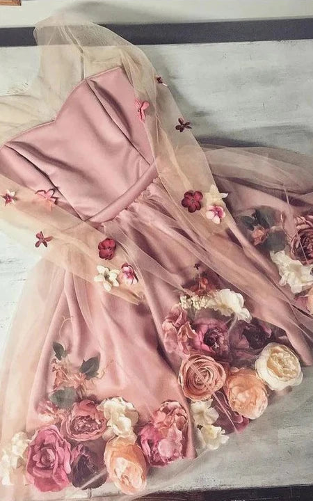 Robe de soirée courte à manches longues et effet illusion blush avec décoration florale