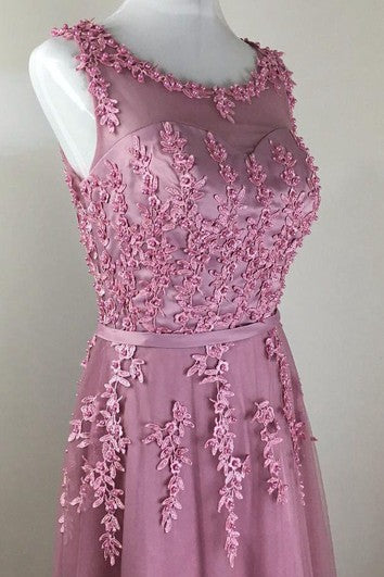 Šaty bez rukávů s krajkovými aplikacemi a výstřihem do oblouku ve tvaru A