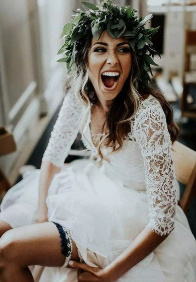 Robe de mariée en dentelle à deux pièces avec col en V et traîne longue au sol, manches 3-4 et dos illusion