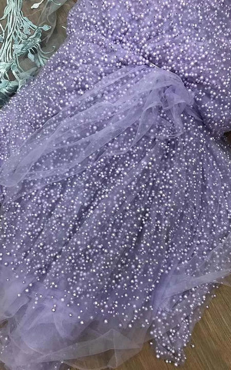 Společenské šaty s odhalenými rameny, áčkovým střihem pod prsy, předním rozparkem a iluzorním efektem s krystalovými ozdobami