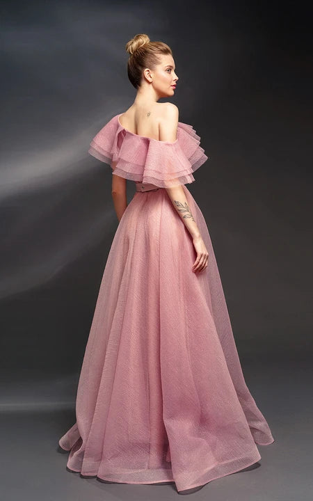 Asymetrické šaty s odhalenými rameny, áčkového střihu, z tylu s volány