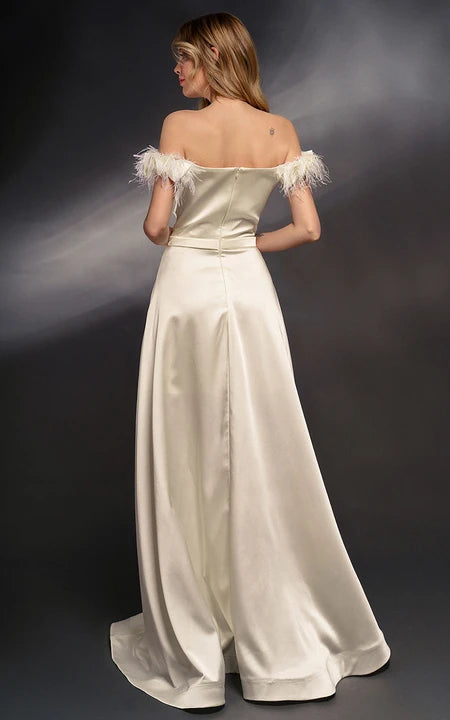 Saténové šaty s odhalenými rameny, nařaseným předním dílem, rozparkem a vlečkou