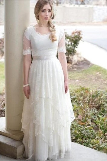 Robe de mariée modeste de style campagnard bohème en dentelle et tulle à col rond et manches courtes illusion