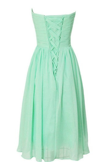 Abito corto arricciato senza spalline con allaccia