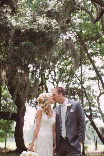 A-Linie, kurzes, rückenfreies Spitzenkleid mit V-Ausschnitt, Glockenkappe und Applikationen