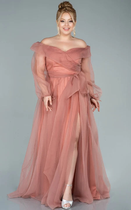 Schulterfreies, vorne geschlitztes Illusion-Kleid in Übergröße mit langen Ärmeln und Reißverschluss auf der Rückseite