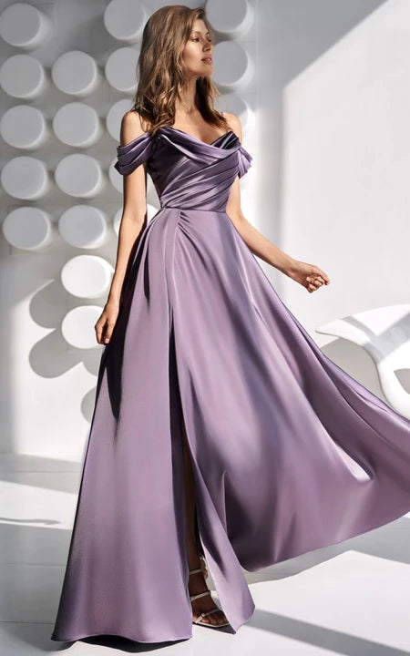 Saténové šaty s odhalenými rameny, křížovým předním dílem, rozparkem a tenkými ramínky