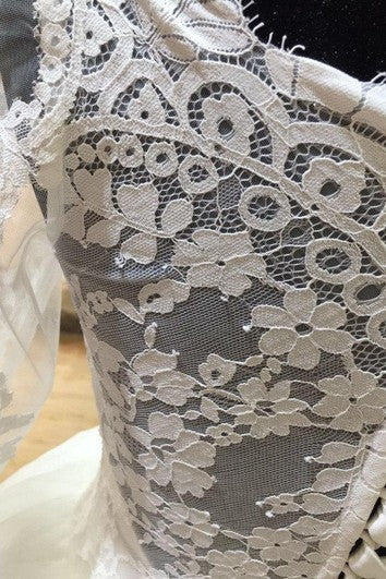 Langärmliges Ballkleid aus Spitze und Tüll mit Illusionsrücken