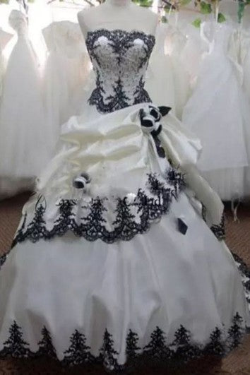 Robe de mariée en taffetas sans bretelles, sans manches, traîne courte, avec volants en cascade et volants perlés