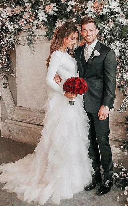 Empire-Brautkleid mit U-Ausschnitt, langen Ärmeln, Rüschen und tiefem V-Ausschnitt am Rücken