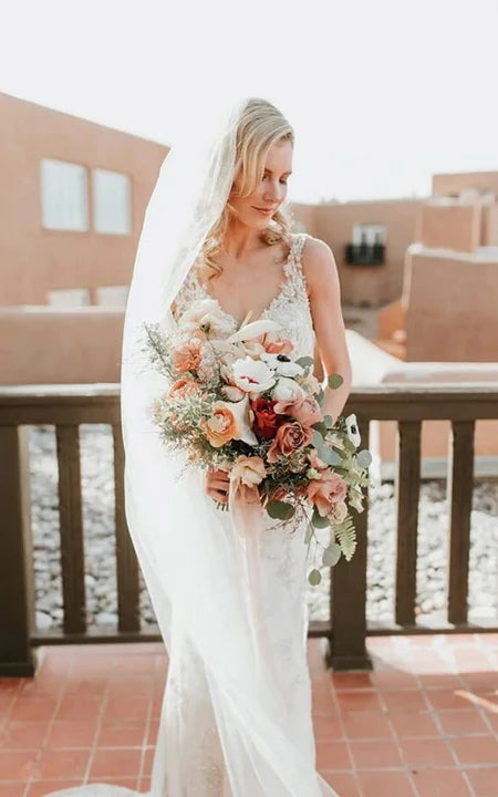 Neformální krajkové svatební šaty s aplikací ve stylu country