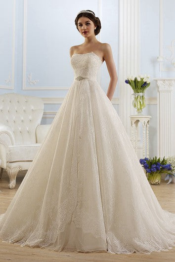 Robe longue de princesse sans bretelles en dentelle dos nu avec bijoux de taille et plis