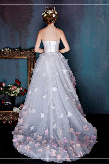 Šaty bez rukávů s vysokým a nízkým lemem, roztomilé, s otevřenými zády, 3D květinovými aplikacemi a jemnou mašlí