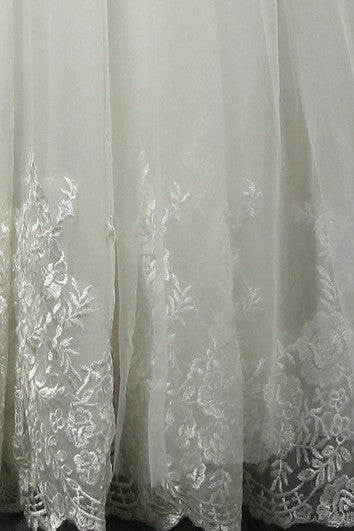 Šaty bez rukávů s výstřihem do V, áčkového střihu, z tylu s krajkovým lemem a záhyby