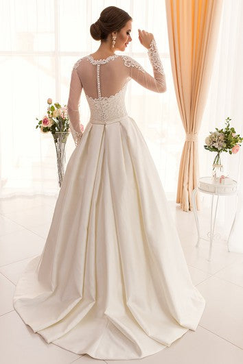 Robe trapèze longue en satin illusion à manches longues et bijoux avec applications