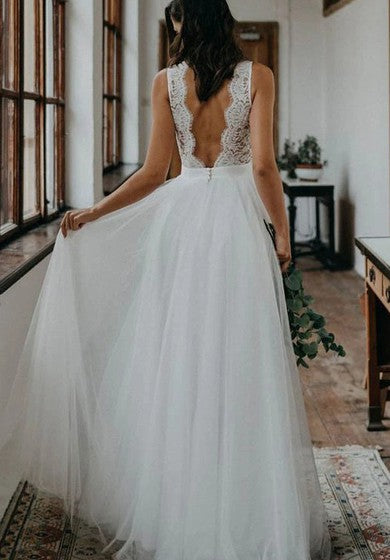 Romantic Scalloped V-neck Tulle Lace A Line Floor-length Sleeveless Wedding Dress