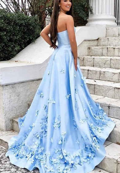 Saténové večerní šaty s vlečkou, áčkovým střihem, bez rukávů a jednoduchým designem s okvětními lístky