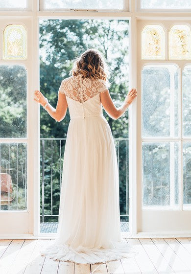 Vestido de encaje de trenes de barrido de garro de manga corta de manga corta de manga en v longitud