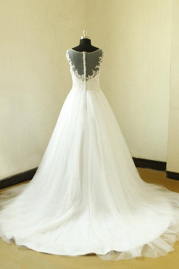 Šaty s krátkým rukávem, áčkového střihu, tylové s krajkovým živůtkem a iluzorními zády