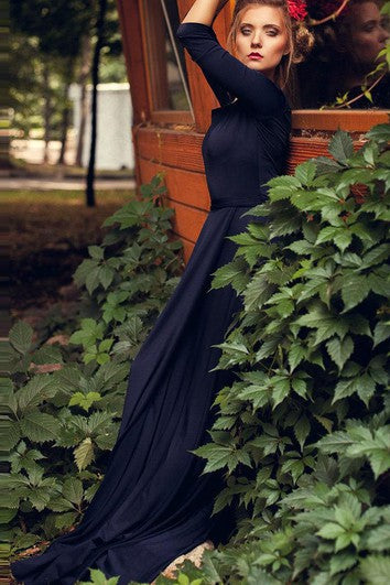 Azul oscuro azul hermoso largo largo y bonito falda con un vestido verde azulado de color esmeralda brillante