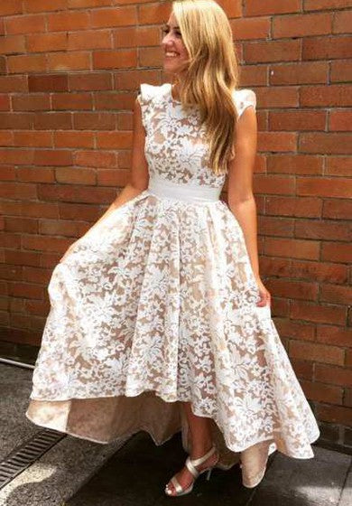 Šaty s krajkou s krátkými rukávy, vysokým a nízkým střihem a páskem v pase