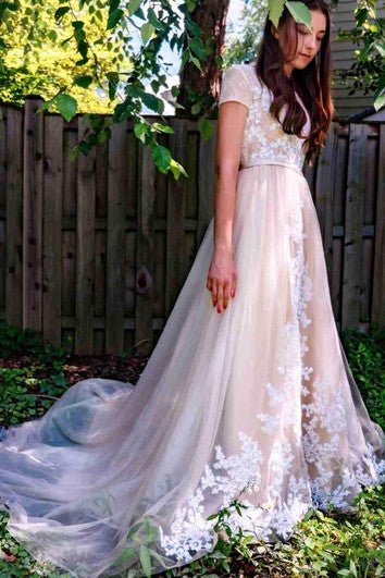 Vestido de tul de tul y encaje de tul y encaje de la capilla de la manga corta con aplicaciones y botón