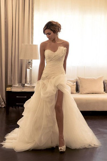 Robe de mariée sexy à volants et décolleté en cœur sans manches avec perles