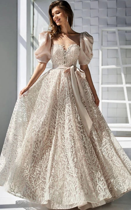 Šaty Champagge s půl rukávy, výstřihem do srdce a áčkovou sukní s páskem