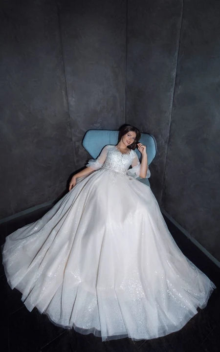 Robe de mariée trapèze à manches mi-longues et col en V avec appliques en dentelle