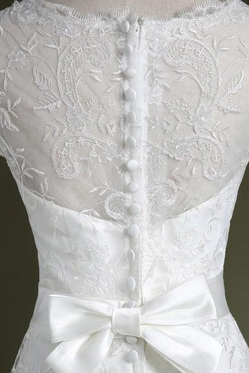 Robe trapèze en dentelle avec fermeture éclair au dos et appliques longueur au sol