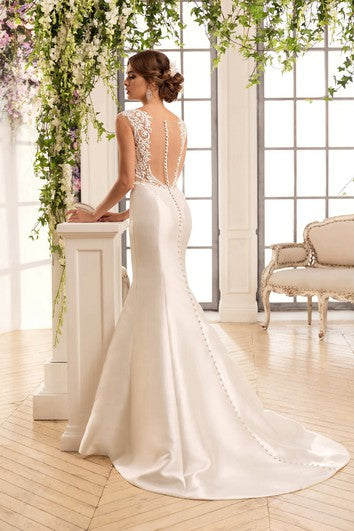 Robe de mariée sirène longue en satin illusion sans manches avec décolleté plongeant et appliques
