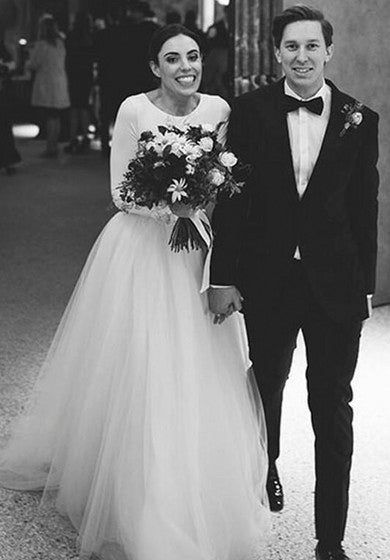 Skromné krajkové dlouhé rukávy elegantní přiléhavé tylové svatební šaty