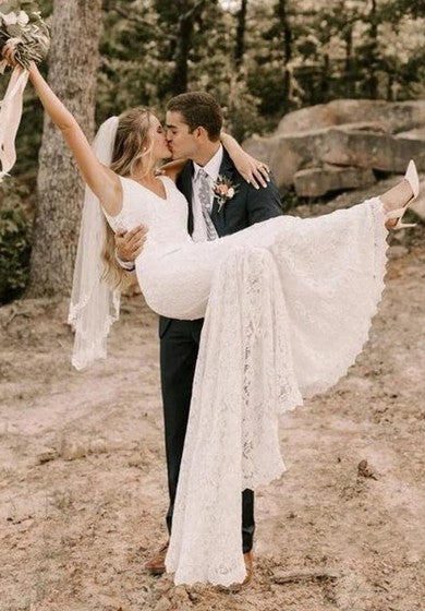 Éterické krajkové svatební šaty bez rukávů s výstřihem do V a vlečkou