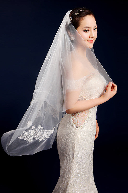 Simple Short Fingertip Wedding Veil with Appliques