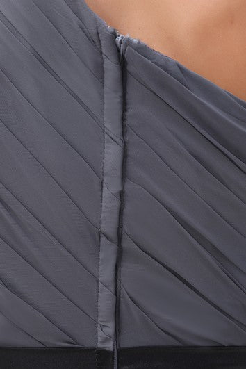 Robe courte asymétrique en mousseline avec ceinture fleurie